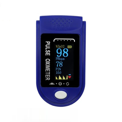 Ο γιατρός χρησιμοποιεί ένα με μπαταρίες oximeter σφυγμού άκρων δακτύλου Αντιαεροπορικού Πυροβολικού